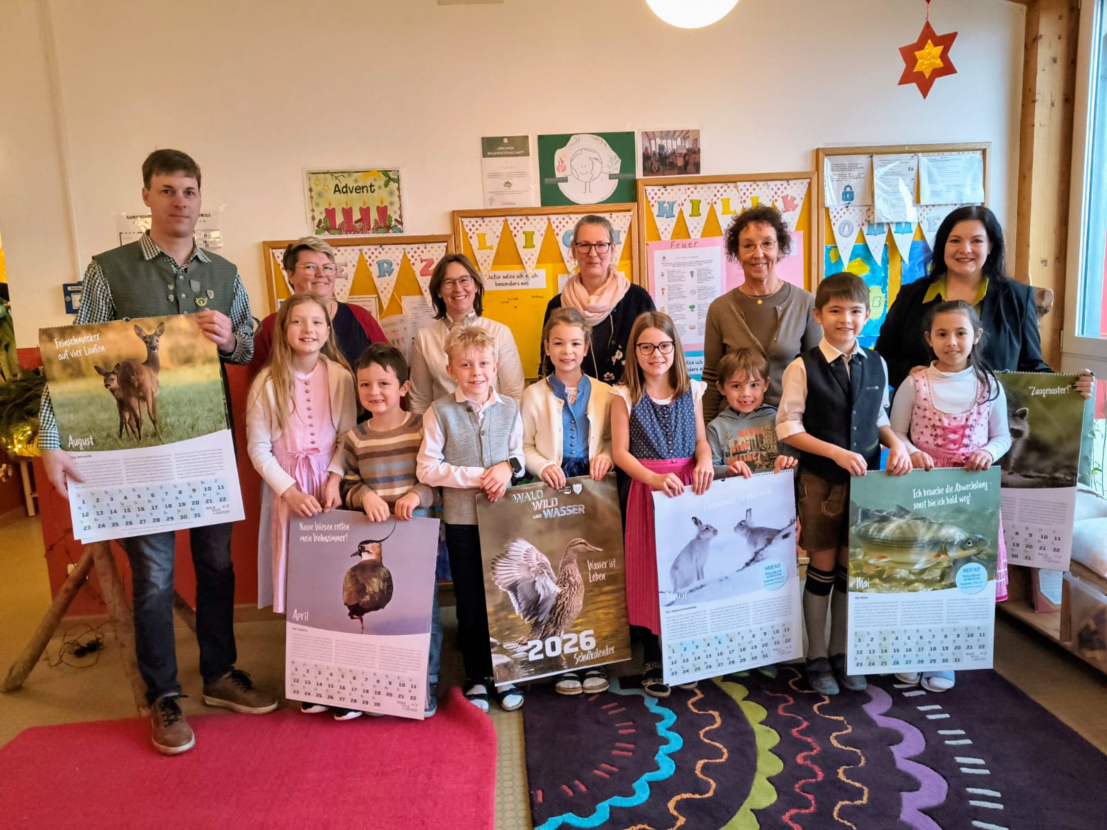 Erster Vorsitzender Markus Landsmann überreichte den BJV-Schulkalender "Wald,Wild und Wasser" 2026 stellvertretend für alle 3. und 4. Klassen im Landkreis Straubing-Bogen an Schülerinnen und Schüler der Grundschule Perkam im Beisein von Schulamtsdirektorin Bianca Luczak (rechts) und Rektorin Heike Tychsen (3. v. r.)